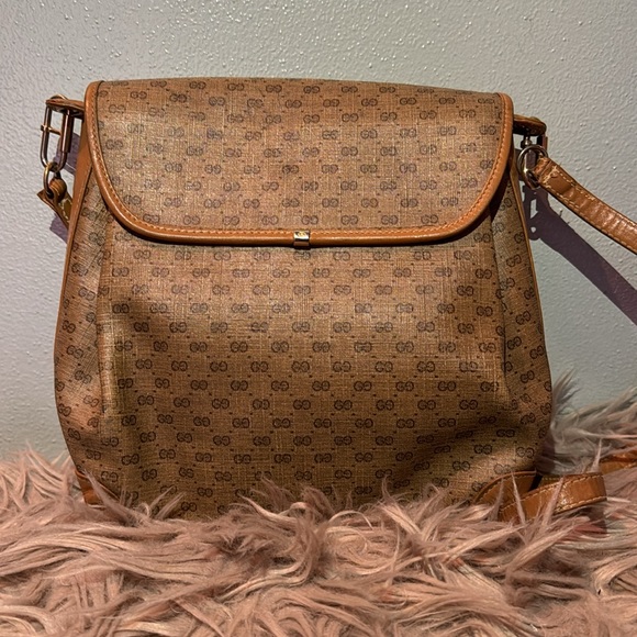 Gorgeous Vintage Gucci-Micro GG Exterior - Picture 2 of 16